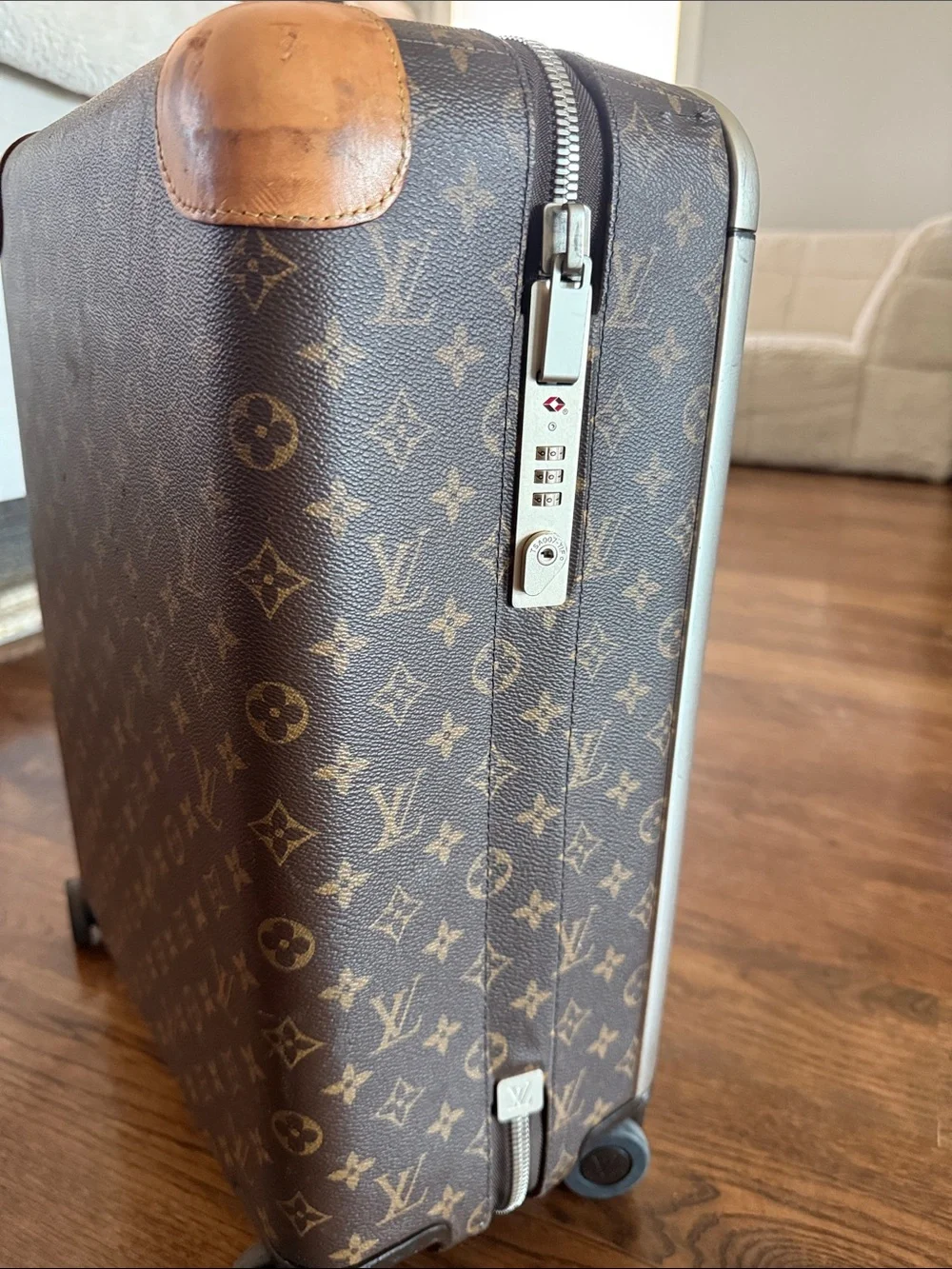 Louis Vuitton Horizon 50 Monogram Spinner Carry-On in Brown and Tan